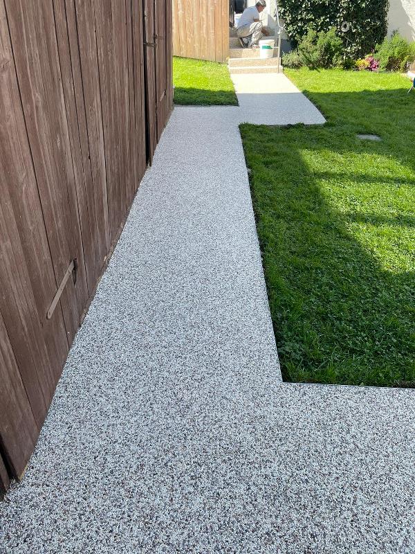 Steinteppich auf Gehweg