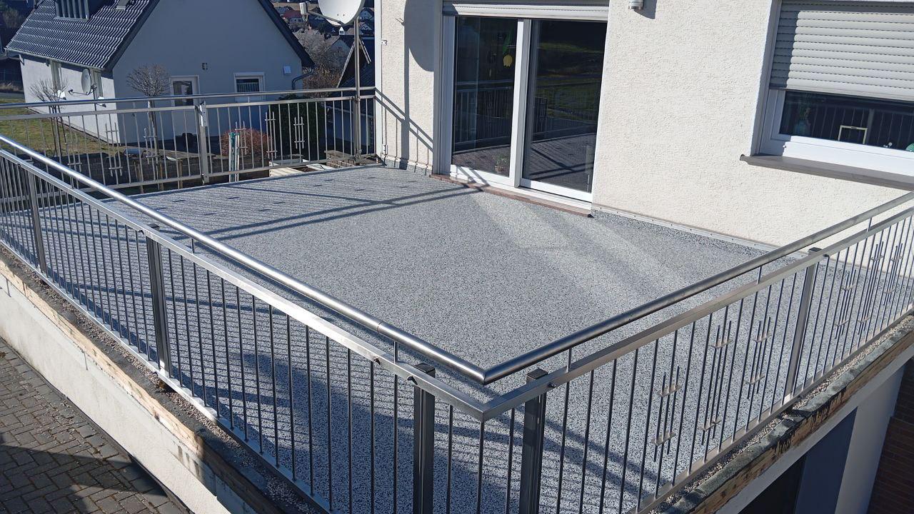 Entdecken Sie langlebige Steinteppiche für den Balkon: rutschfest, fugenlos und pflegeleicht. Ideal für Außenflächen in der Schweiz & Liechtenstein – jetzt informieren!